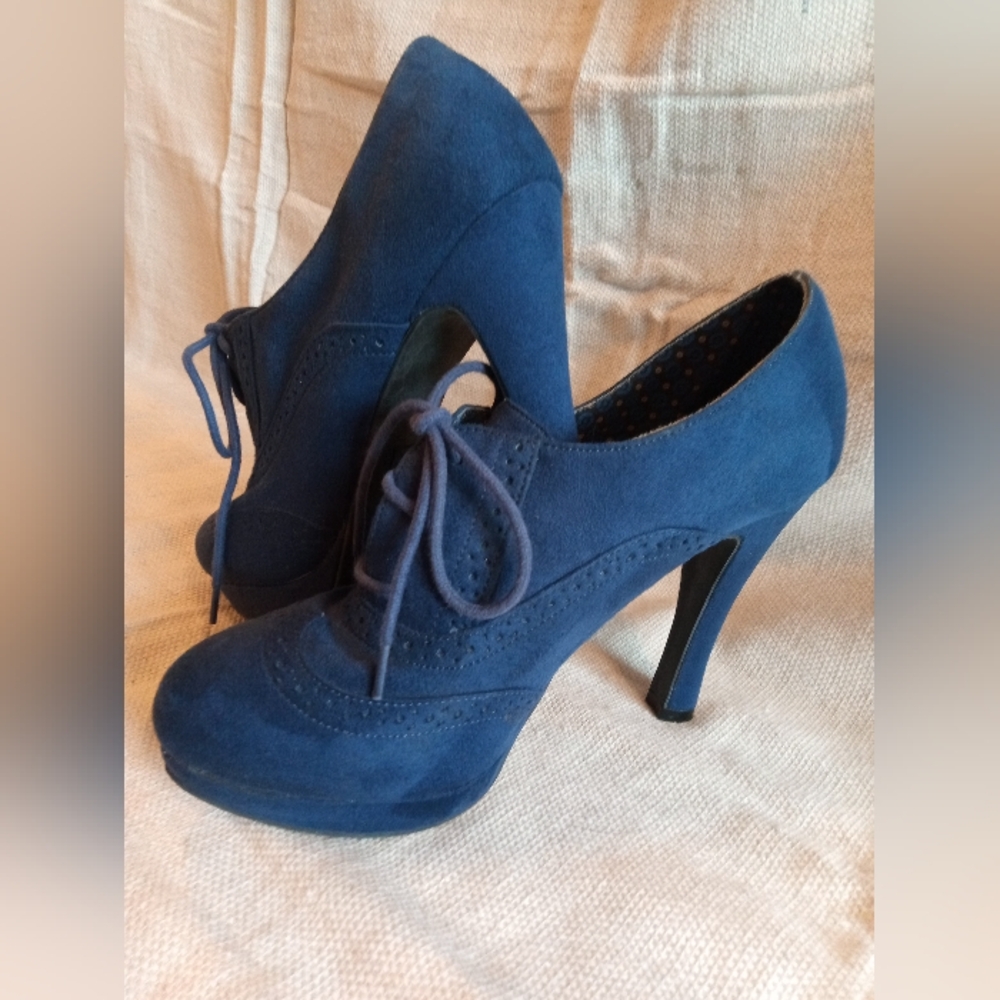 Fioni Bark Blue Sueded Oxford Style Heel Boots in Size 8